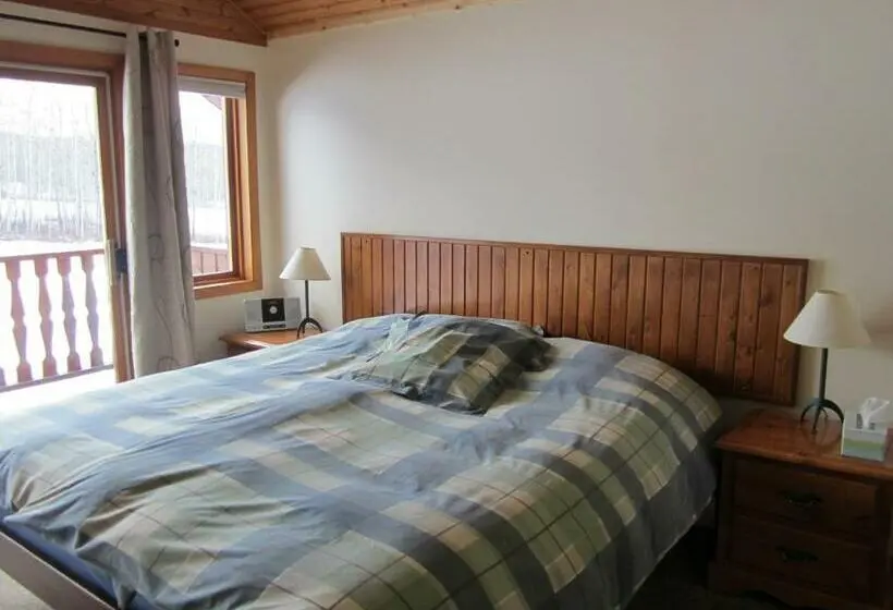 سوییت با چشمانداز کوه, Smithers Driftwood Lodge