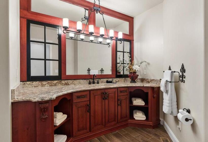 סוויטה, Summer Creek Inn