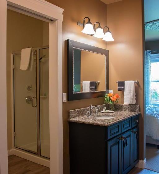 מיטת קינג בסוויטה, Summer Creek Inn