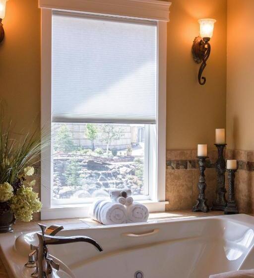 מיטת קינג בסוויטה, Summer Creek Inn