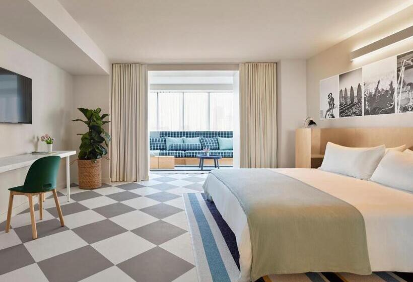 套房带园景, The Asbury