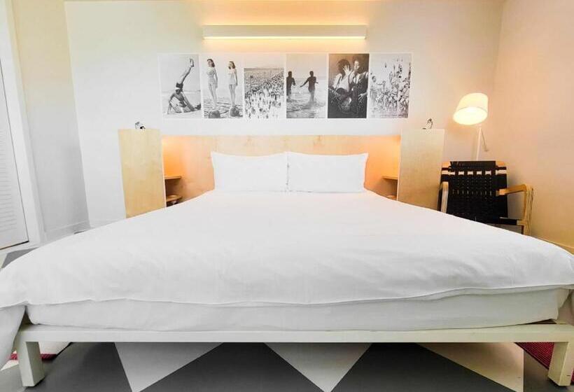 标准三人间, The Asbury