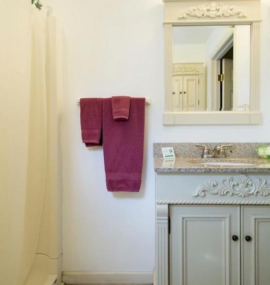 شقة غرفة واحدة, Lakeview Motel & Apartments