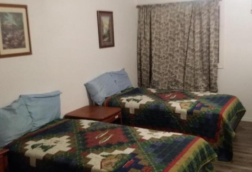 غرفة قياسية ثلاثية, Tarragon Motel