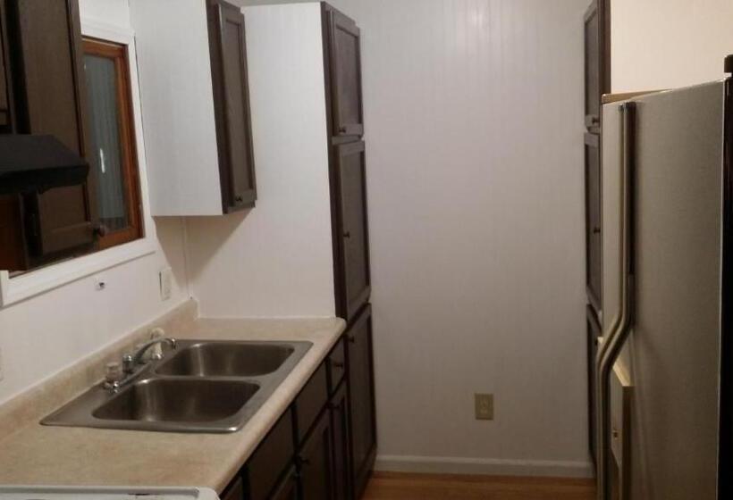 غرفة قياسية ثلاثية, Tarragon Motel