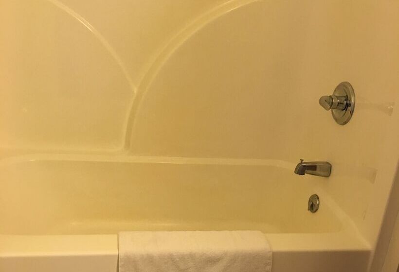 غرفة قياسية ثلاثية, Tarragon Motel