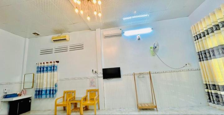 اتاق خانوادگی, Nhà Nghỉ Lê được