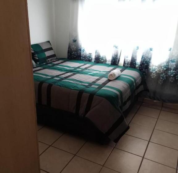 اتاق اکونومی, 7 Geelhout Ave