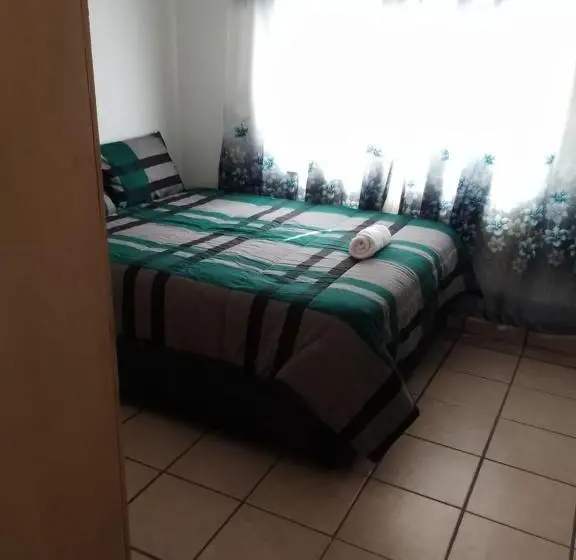 اتاق اکونومی, 7 Geelhout Ave