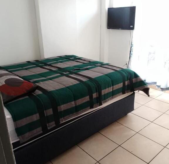 اتاق اکونومی, 7 Geelhout Ave