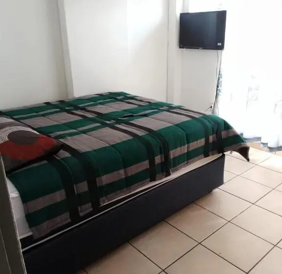 اتاق اکونومی, 7 Geelhout Ave