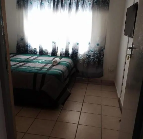 اتاق لوکس, 7 Geelhout Ave