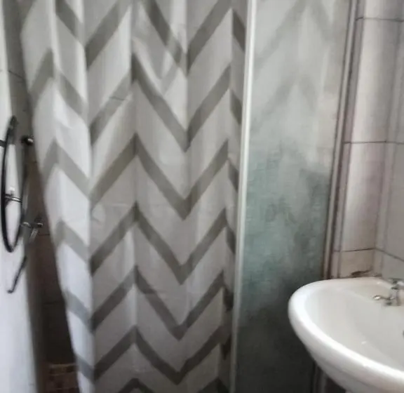 اتاق لوکس, 7 Geelhout Ave