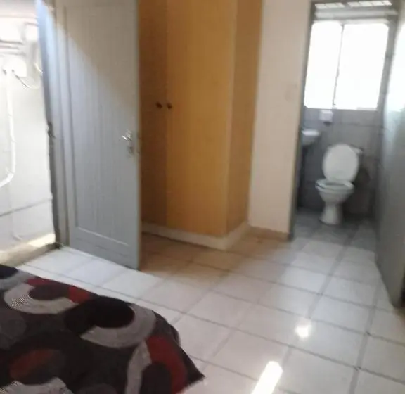اتاق استاندارد, 7 Geelhout Ave