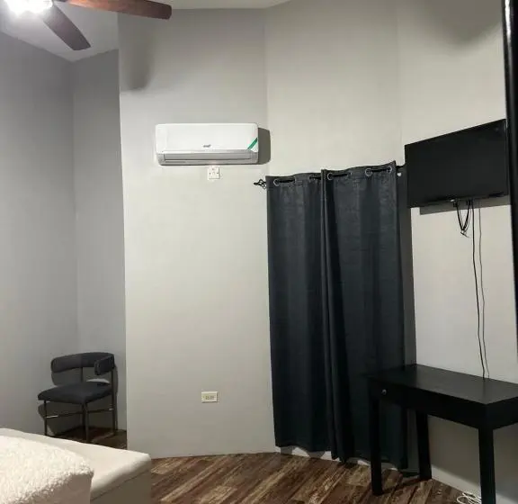 اتاق استاندارد با چشم‌انداز استخر, Gabs Place Bed And Breakfast