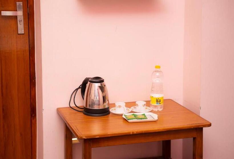 חדר דלוקס לשלושה, Sri Shanmuga