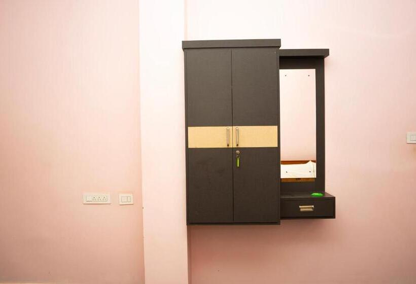 חדר סטנדרט לשלושה, Sri Shanmuga