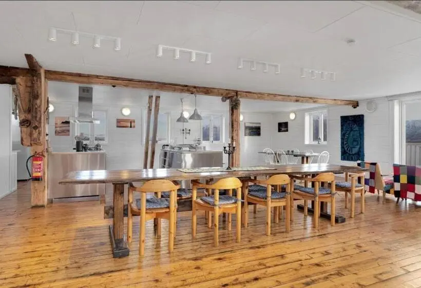 اتاق استاندارد سه نفره, Arctic Ocean Lodge