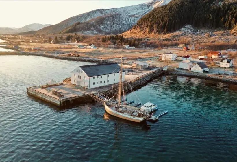 اتاق استاندارد با چشم‌انداز دریا, Arctic Ocean Lodge