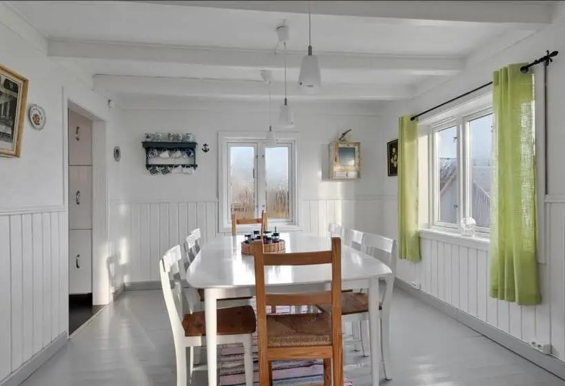اتاق استاندارد با چشم‌انداز دریا, Arctic Ocean Lodge