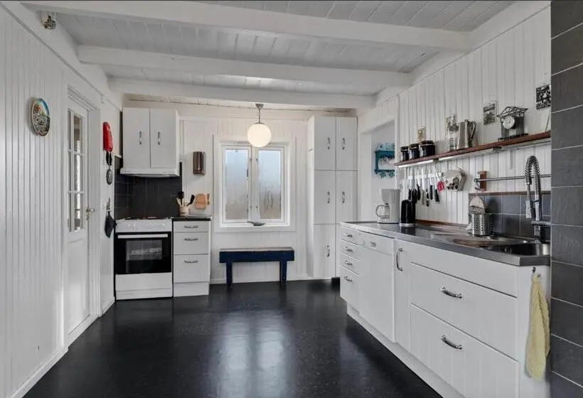 اتاق استاندارد با چشم‌انداز دریا, Arctic Ocean Lodge
