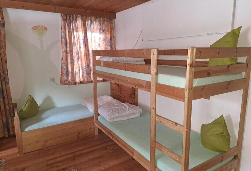 מיטה בחדר משותף, Permadieshof