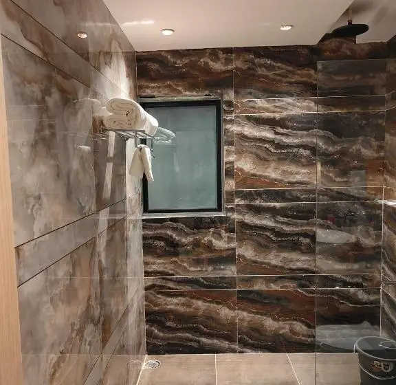 Quarto deluxe, Edisson