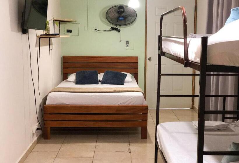 غرفة قياسية ثلاثية, Hostal Síndigo
