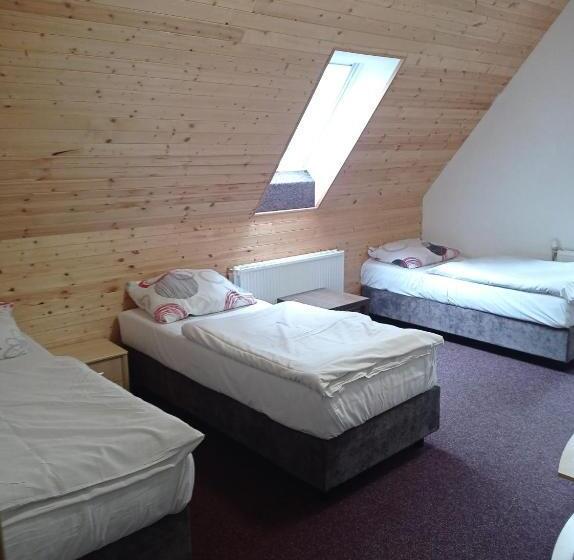 חדר סטנדרט לשלושה, Penzion Pralinka Sro Jesenice U Rakovníka