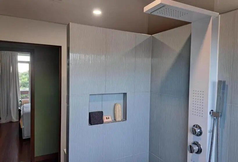 バルコニー付きスタンダードルーム, Brisbane 1960s Pool House