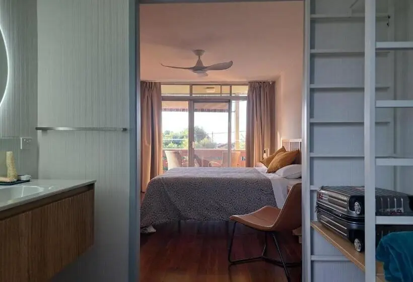 キングサイズベッドのスタンダードルーム, Brisbane 1960s Pool House