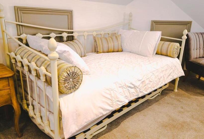 חדר משפחתי, The Bat And Ball