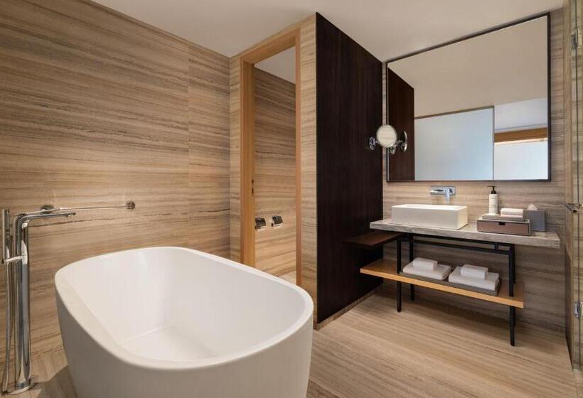 سوئیت با تخت بزرگ, Courtyard By Marriott Goa Colva