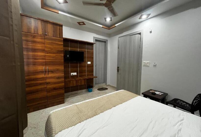 Номер Deluxe, The Hills