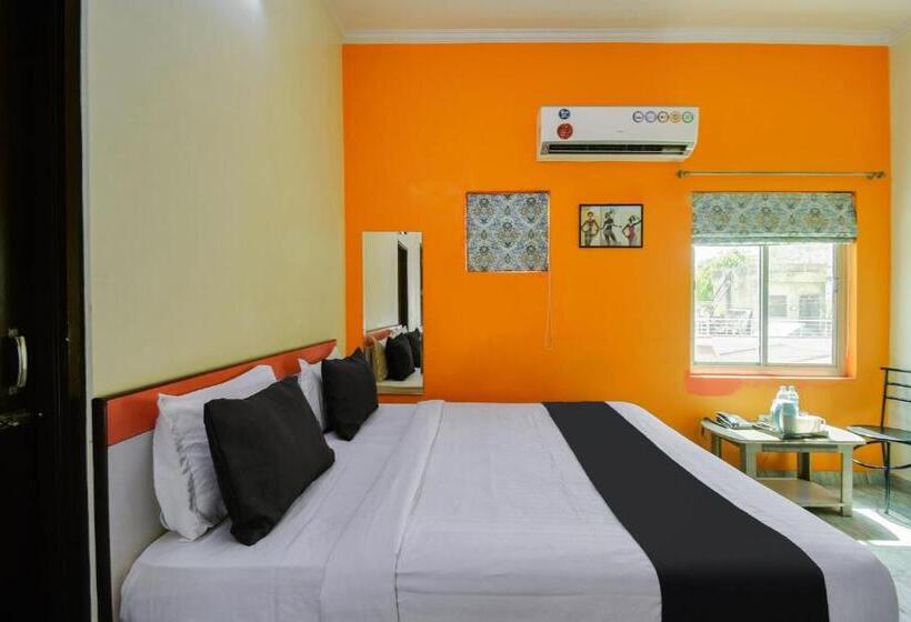 Трехместный Номер Классика, Oyo Hotel Amer