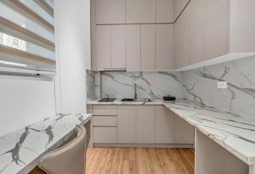 اتاق لوکس سه تخته, Apartment Ad Berat