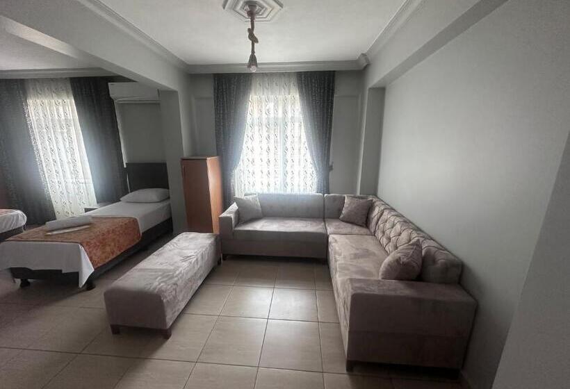 Estudi Familiar, Güneş Pansiyon