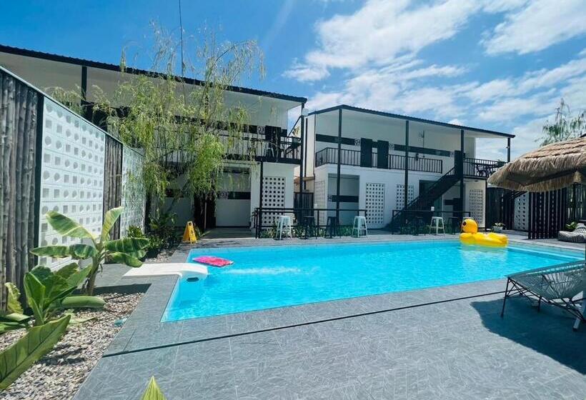 带泳池观景的豪华房, Penguin Villa Resort & Bistro