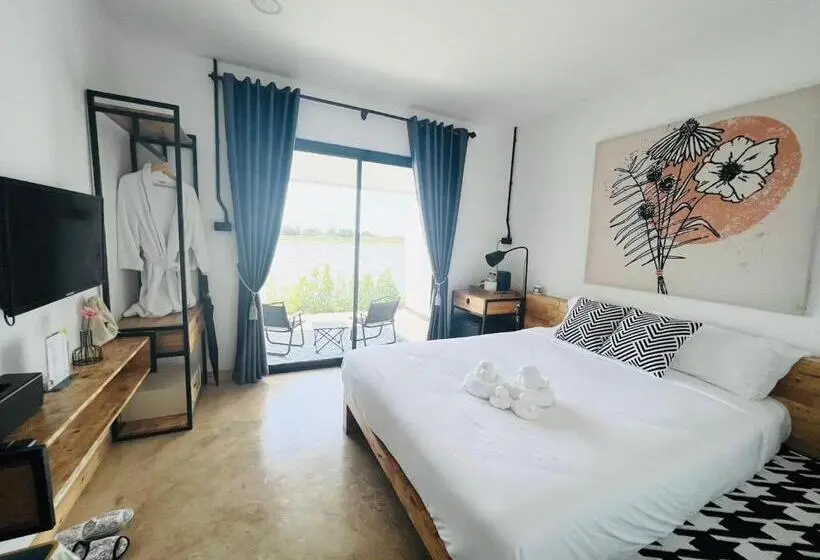 プールの見えるデラックスルーム, Penguin Villa Resort & Bistro