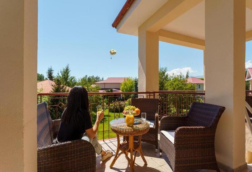 اتاق لوکس با چشم‌انداز باغ, Talisman Village