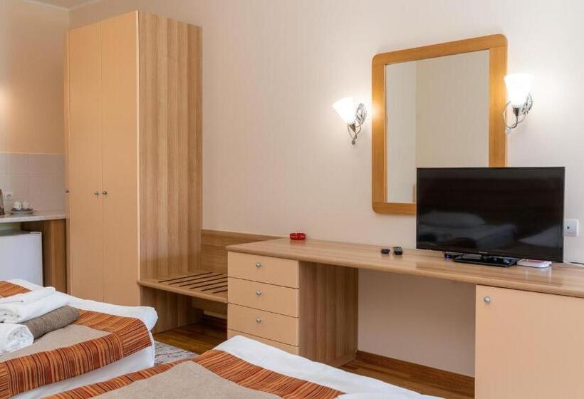 اتاق لوکس با چشم‌انداز باغ, Talisman Village