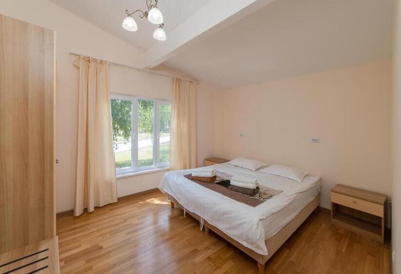 اتاق خانوادگی, Talisman Village