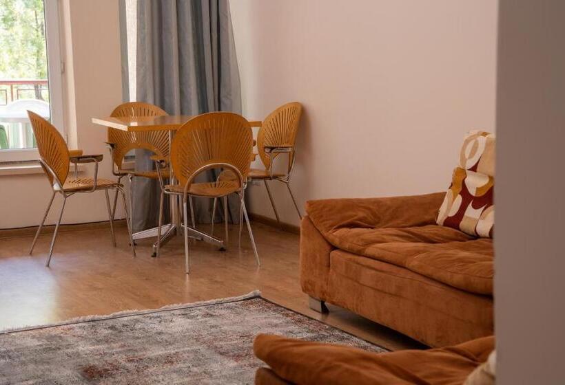 اتاق خانوادگی, Talisman Village