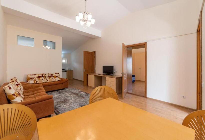 اتاق خانوادگی, Talisman Village