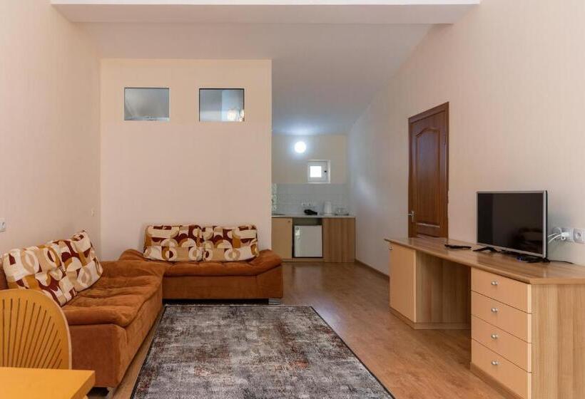 اتاق خانوادگی, Talisman Village