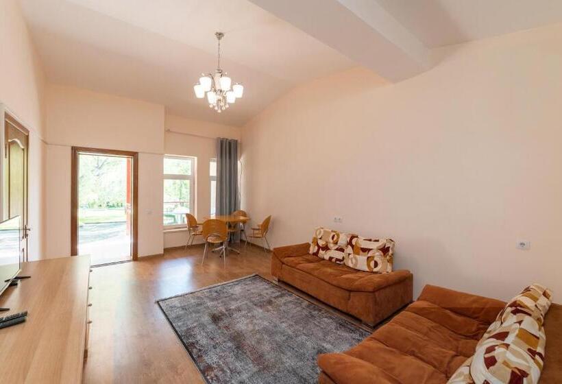 اتاق خانوادگی, Talisman Village