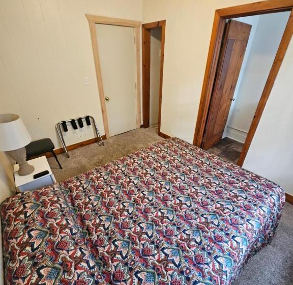 标准间, Lewiston Hotel Bar & Grill