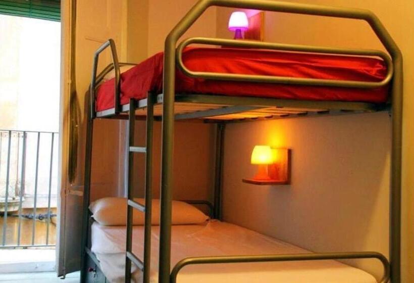 تختخواب در اتاق مشترک, La Nau Rooms