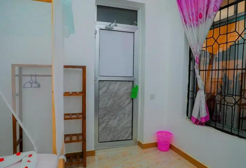 Standard-huone, Raha House