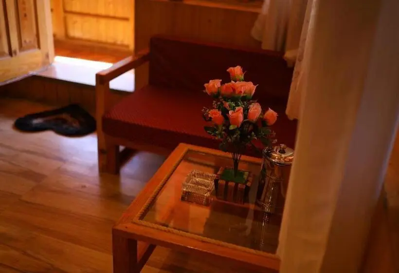 キングサイズベッドのスイートルーム, Tirthan Village Resort Tirthan Valley